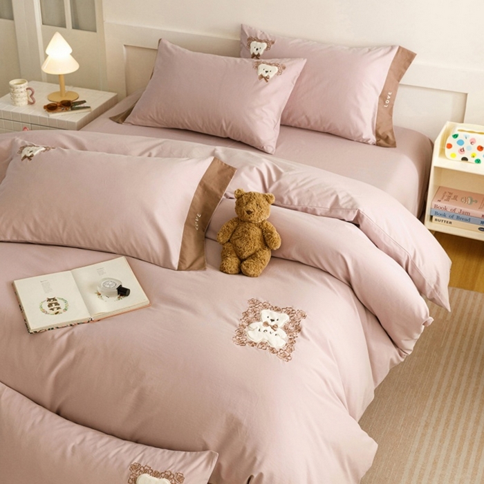 91家纺网 家纺一手货源 找家纺 艾莱家纺 2025新款A类新疆长绒棉纯棉加厚柔顺磨毛贴布绣四件套-奶芙 奶芙-紫粉