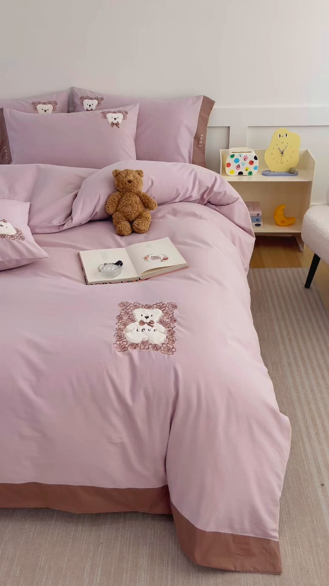 91家纺网 家纺一手货源 找家纺 艾莱家纺 2025新款A类新疆长绒棉纯棉加厚柔顺磨毛贴布绣四件套-奶芙 奶芙-紫粉