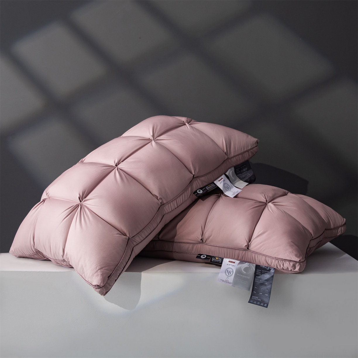 91家纺网 家纺一手货源 找家纺 麦肯锡 2025新款星级方格酒店羽丝绒枕枕头枕芯 星级方格酒店羽丝绒枕-粉色