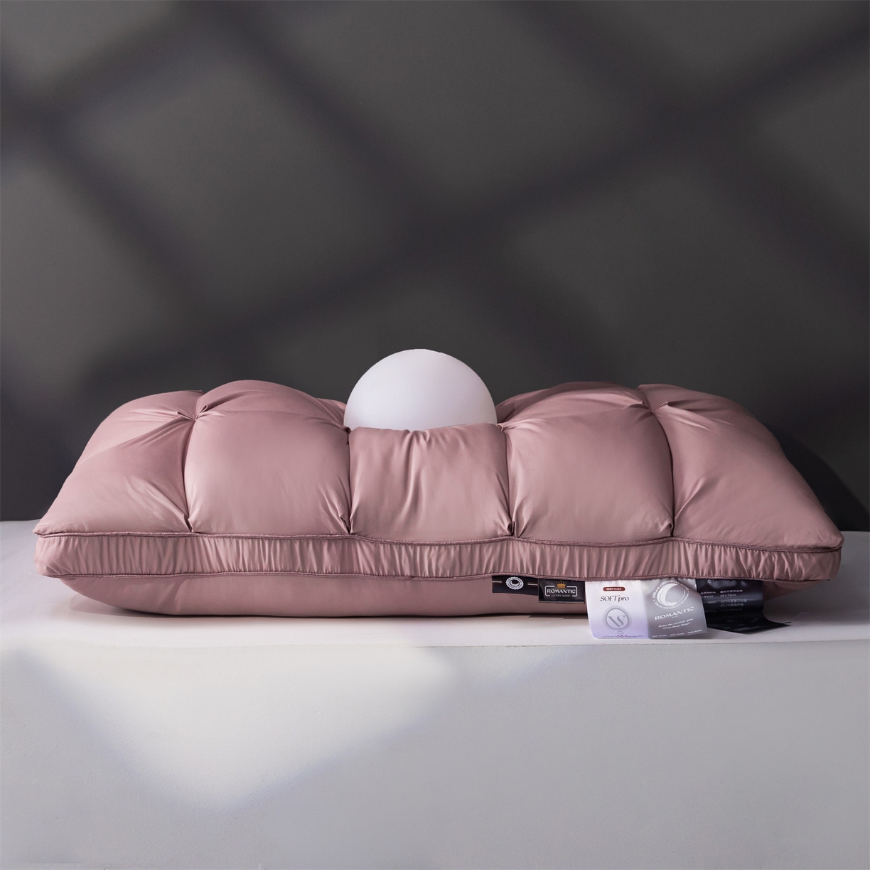 91家纺网 家纺一手货源 找家纺 麦肯锡 2025新款星级方格酒店羽丝绒枕枕头枕芯 星级方格酒店羽丝绒枕-粉色