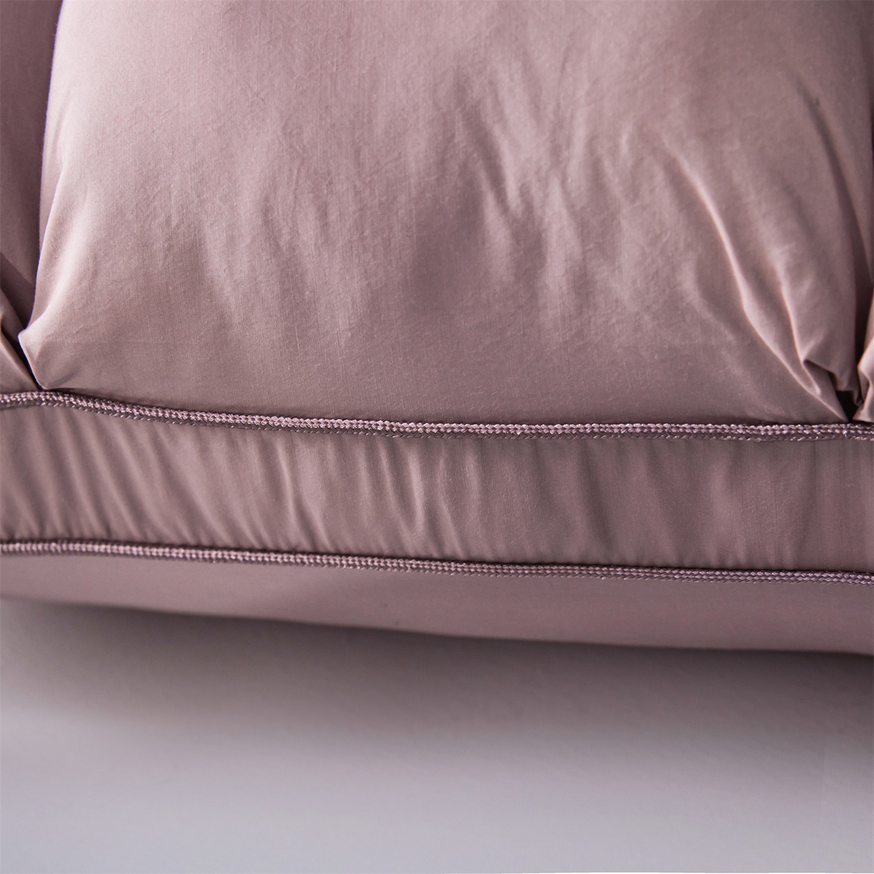 91家纺网 家纺一手货源 找家纺 麦肯锡 2025新款星级方格酒店羽丝绒枕枕头枕芯 星级方格酒店羽丝绒枕-粉色