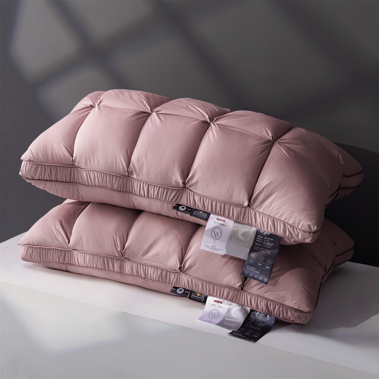 91家纺网 家纺一手货源 找家纺 麦肯锡 2025新款星级方格酒店羽丝绒枕枕头枕芯 星级方格酒店羽丝绒枕-粉色