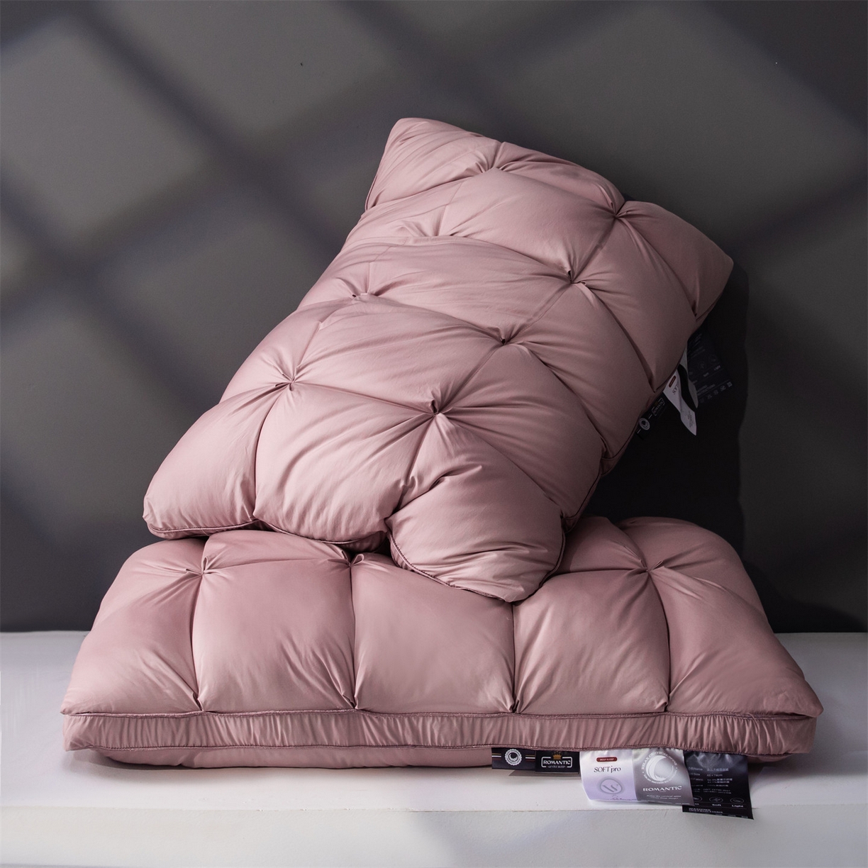 91家纺网 家纺一手货源 找家纺 麦肯锡 2025新款星级方格酒店羽丝绒枕枕头枕芯 星级方格酒店羽丝绒枕-粉色