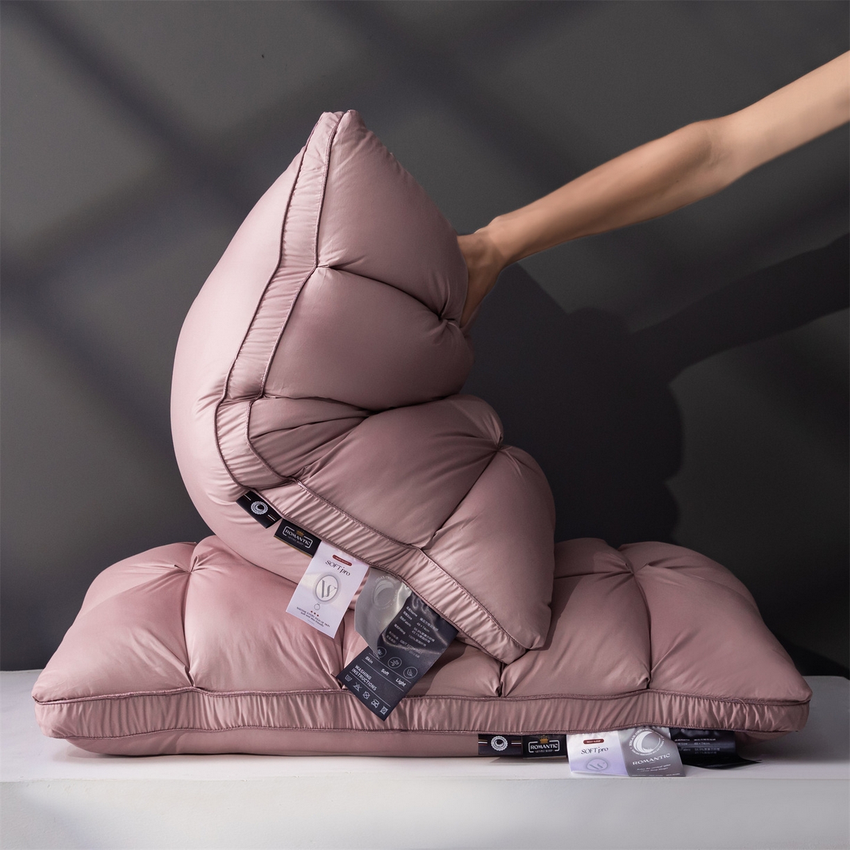 91家纺网 家纺一手货源 找家纺 麦肯锡 2025新款星级方格酒店羽丝绒枕枕头枕芯 星级方格酒店羽丝绒枕-粉色