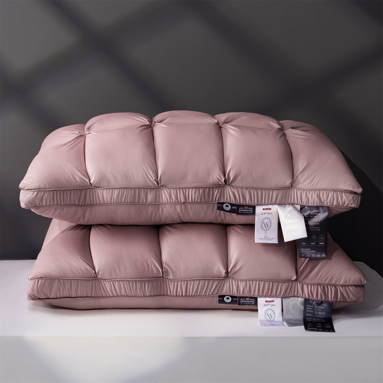 91家纺网 家纺一手货源 找家纺 麦肯锡 2025新款星级方格酒店羽丝绒枕枕头枕芯 星级方格酒店羽丝绒枕-粉色