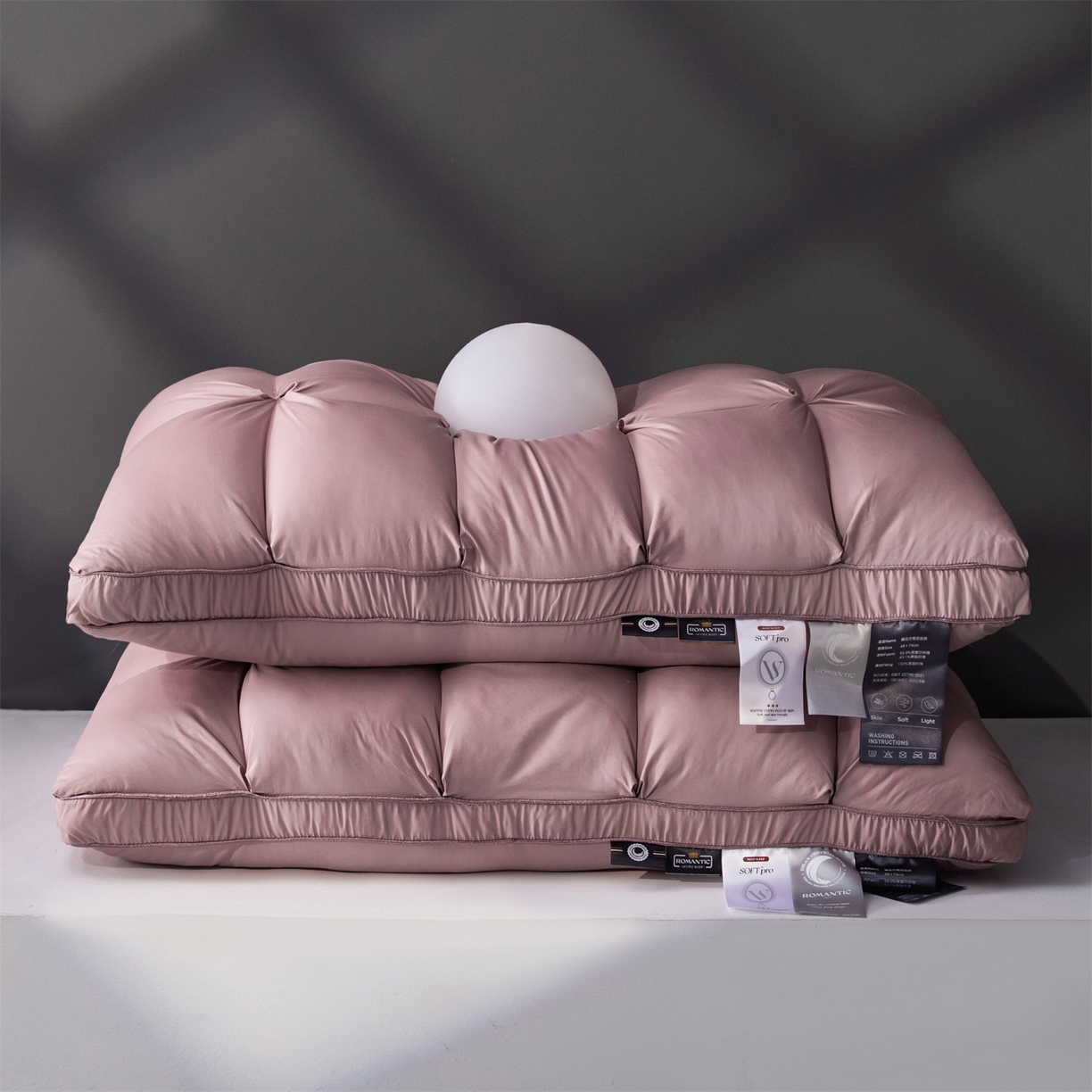 91家纺网 家纺一手货源 找家纺 麦肯锡 2025新款星级方格酒店羽丝绒枕枕头枕芯 星级方格酒店羽丝绒枕-粉色