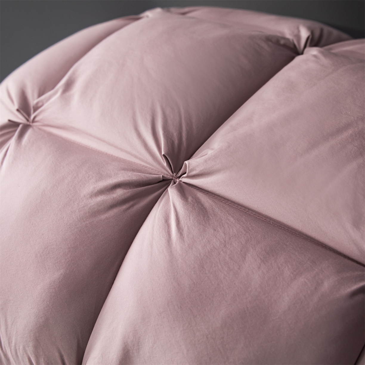 91家纺网 家纺一手货源 找家纺 麦肯锡 2025新款星级方格酒店羽丝绒枕枕头枕芯 星级方格酒店羽丝绒枕-粉色