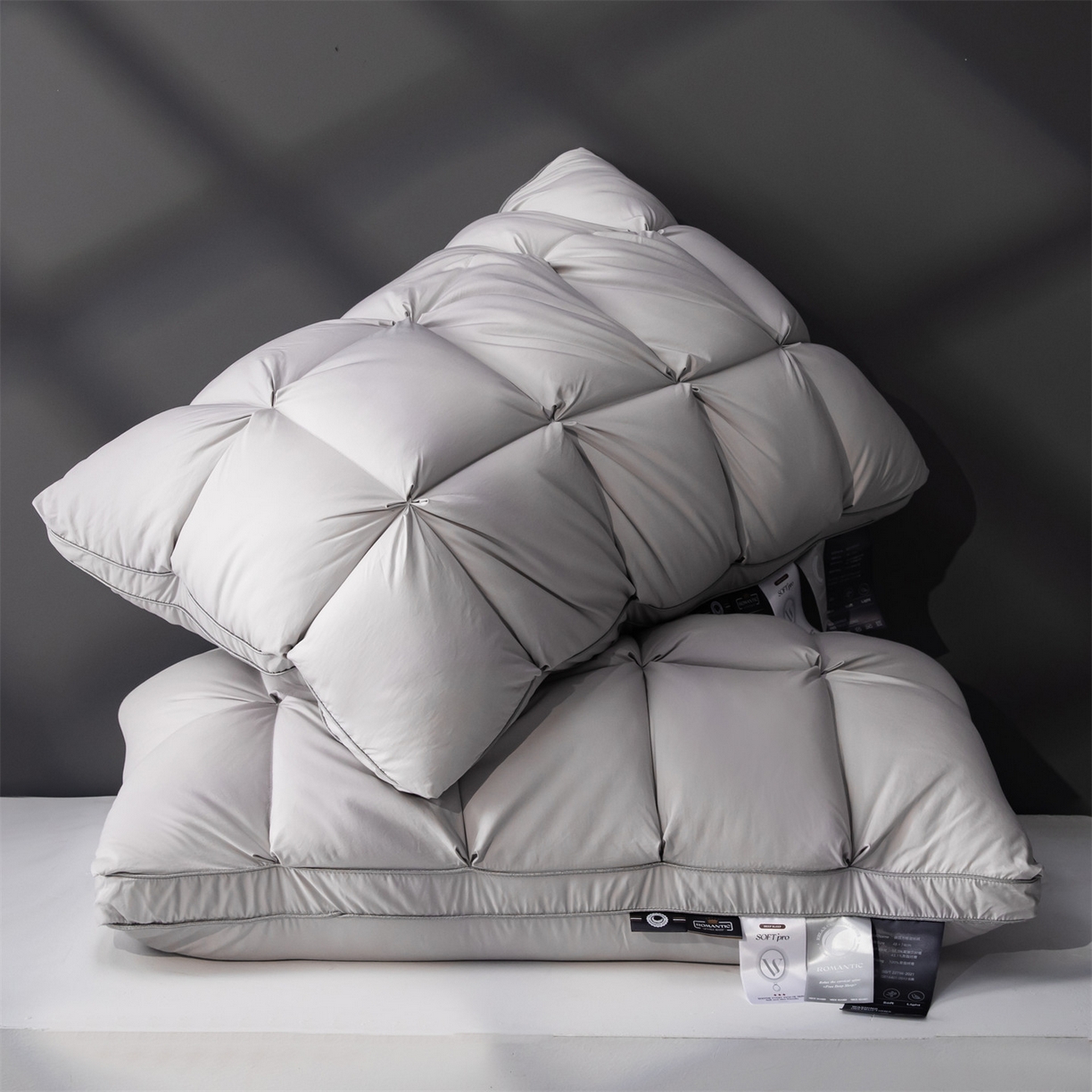 91家纺网 家纺一手货源 找家纺 麦肯锡 2025新款星级方格酒店羽丝绒枕枕头枕芯 星级方格酒店羽丝绒枕-灰色