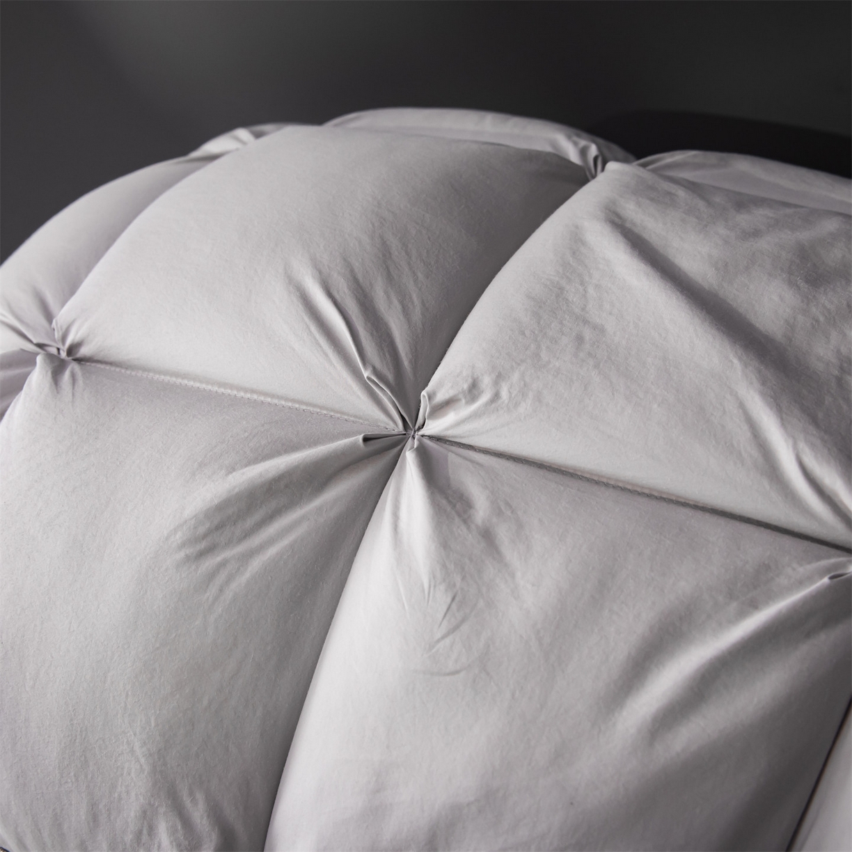 91家纺网 家纺一手货源 找家纺 麦肯锡 2025新款星级方格酒店羽丝绒枕枕头枕芯 星级方格酒店羽丝绒枕-灰色