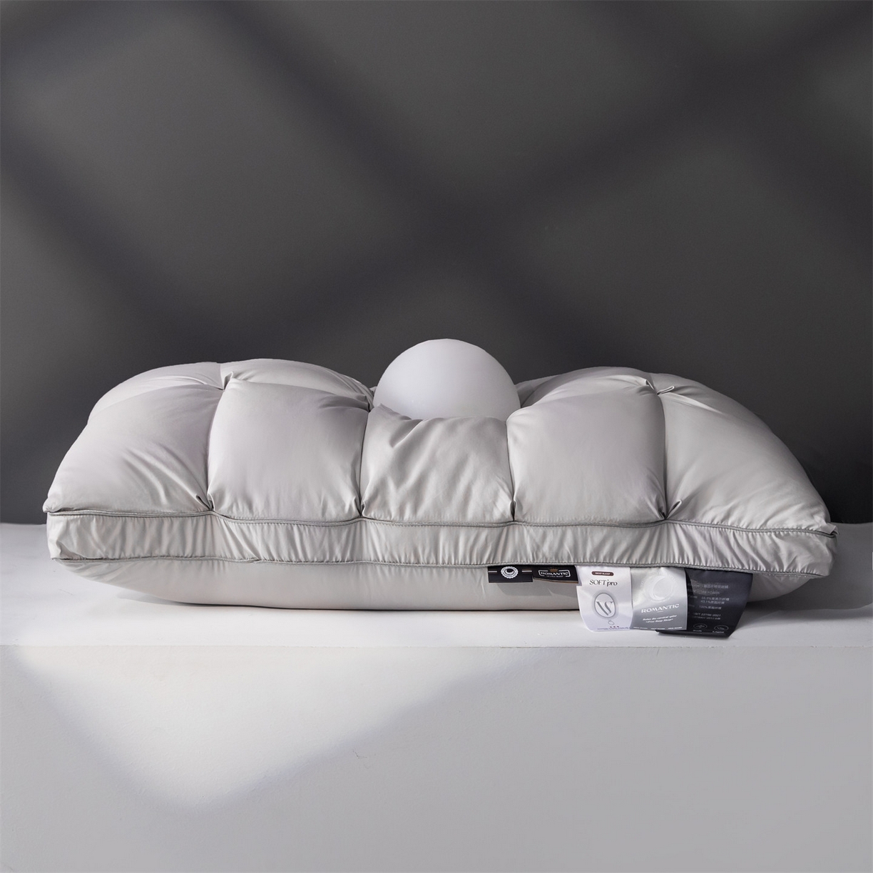 91家纺网 家纺一手货源 找家纺 麦肯锡 2025新款星级方格酒店羽丝绒枕枕头枕芯 星级方格酒店羽丝绒枕-灰色