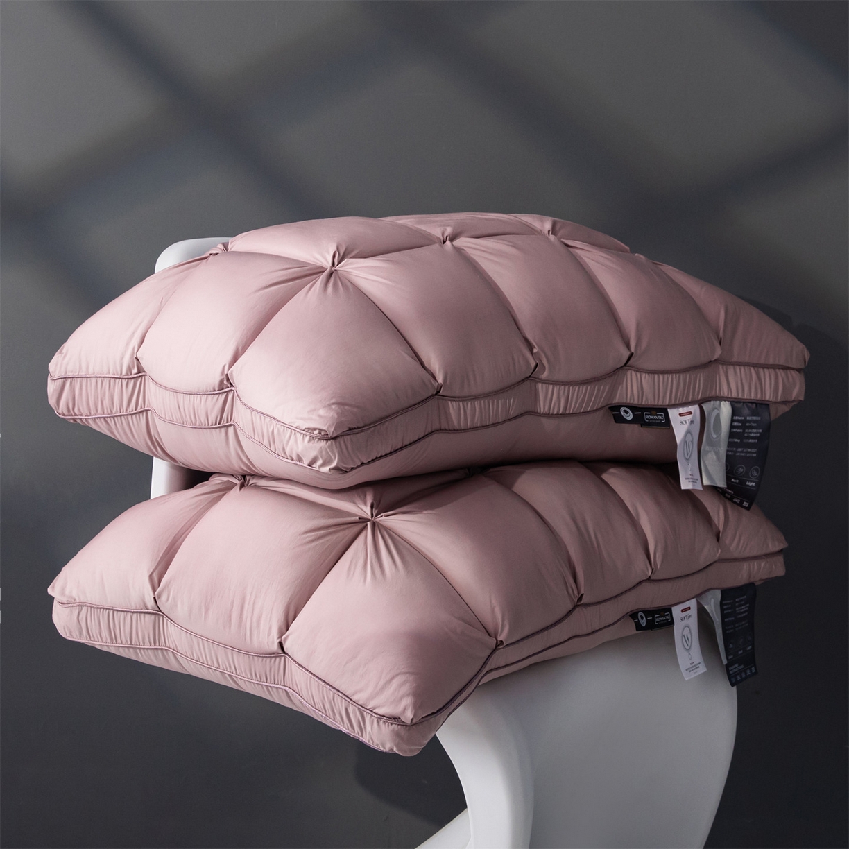 91家纺网 家纺一手货源 找家纺 麦肯锡 2025新款星级方格酒店羽丝绒枕枕头枕芯 星级方格酒店羽丝绒枕-粉色