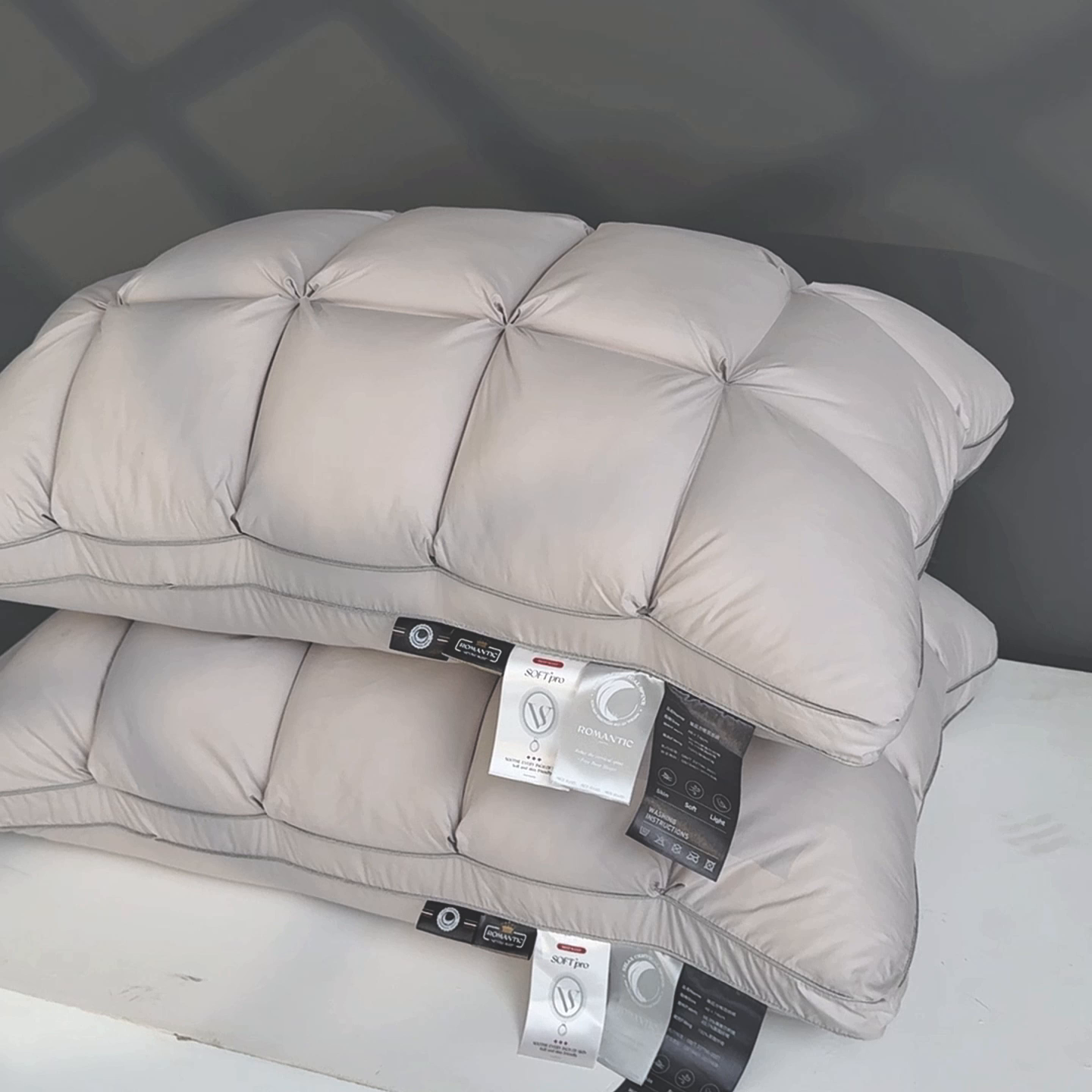 91家纺网 家纺一手货源 找家纺 麦肯锡 2025新款星级方格酒店羽丝绒枕枕头枕芯 星级方格酒店羽丝绒枕-灰色