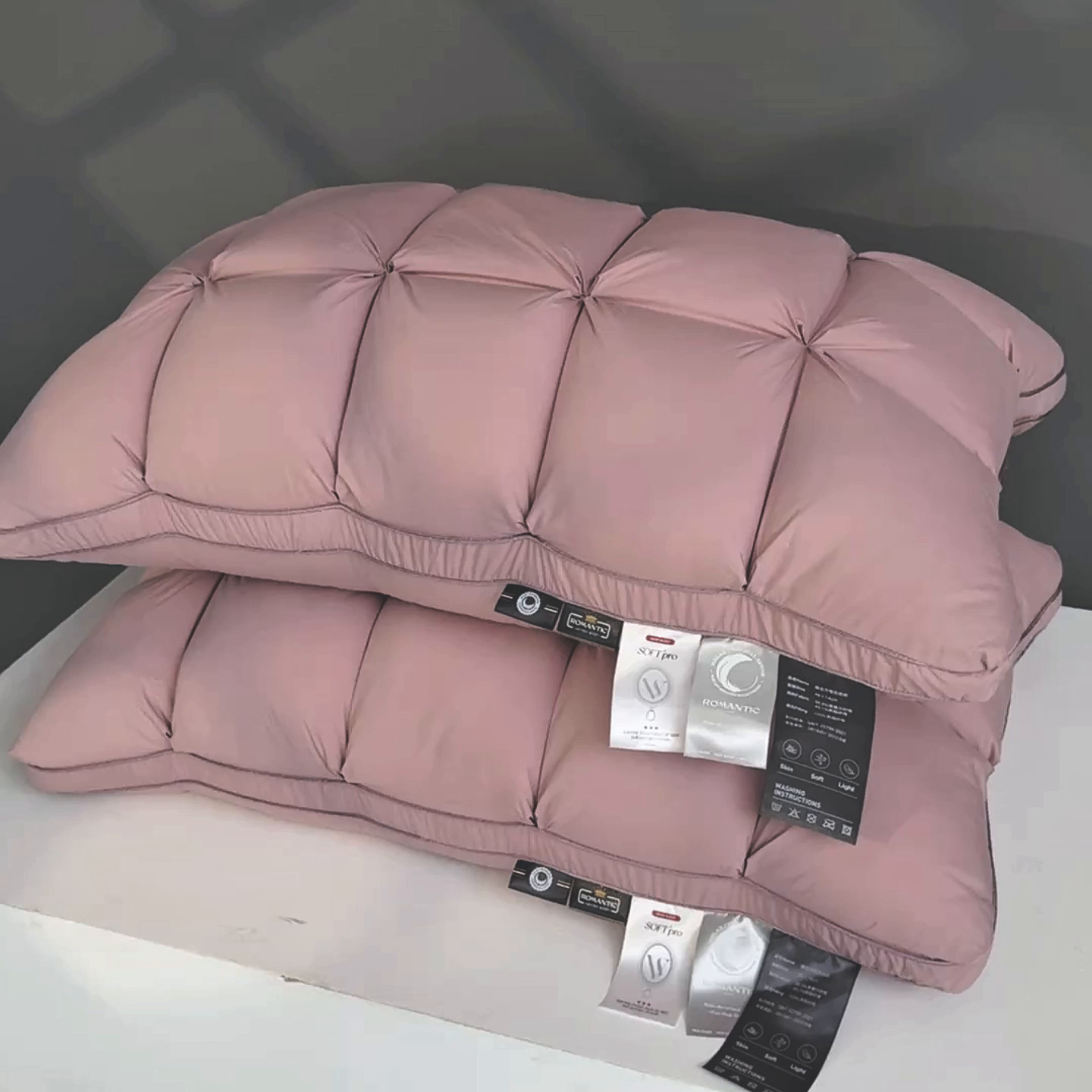 91家纺网 家纺一手货源 找家纺 麦肯锡 2025新款星级方格酒店羽丝绒枕枕头枕芯 星级方格酒店羽丝绒枕-粉色