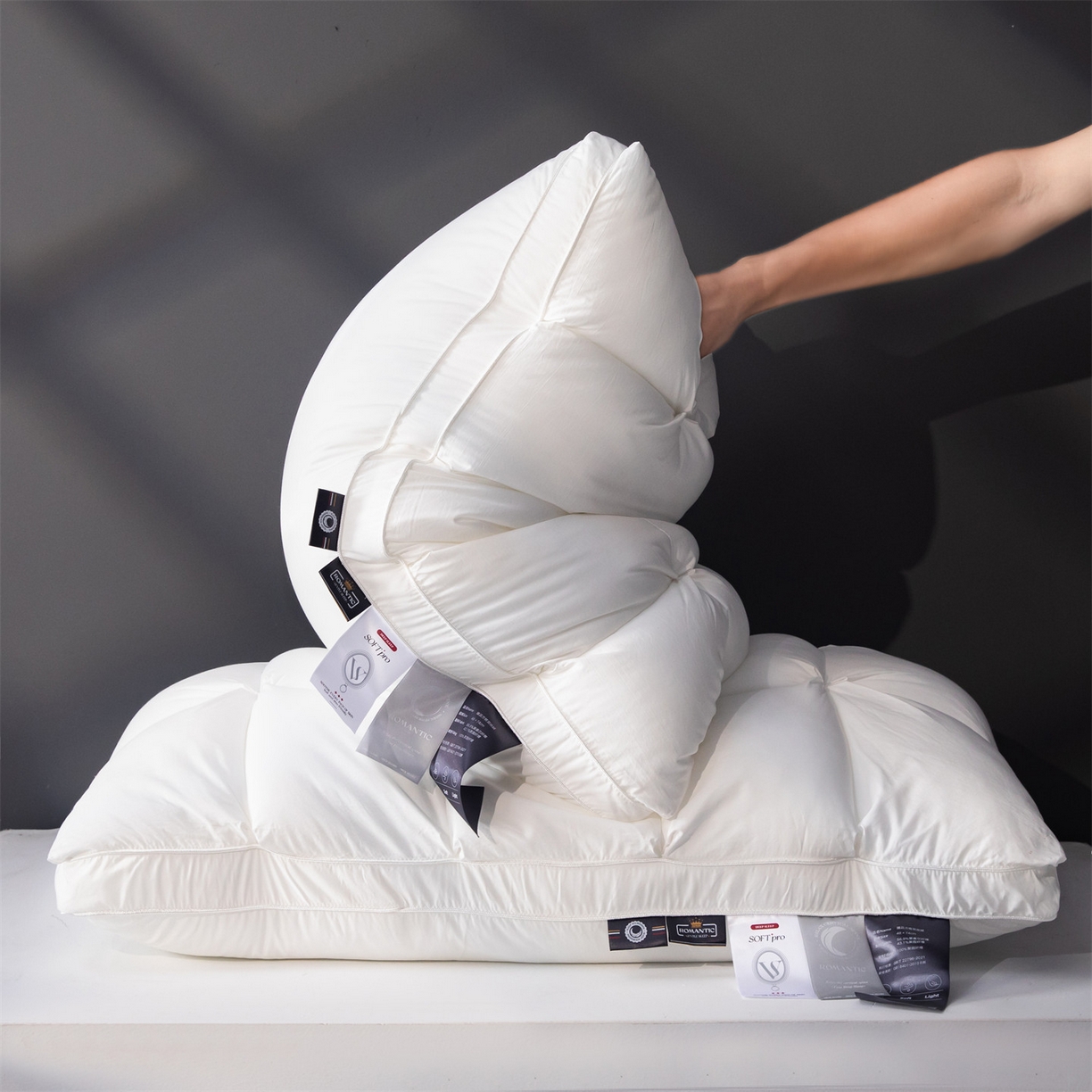 91家纺网 家纺一手货源 找家纺 麦肯锡 2025新款星级方格酒店羽丝绒枕枕头枕芯 星级方格酒店羽丝绒枕-白色