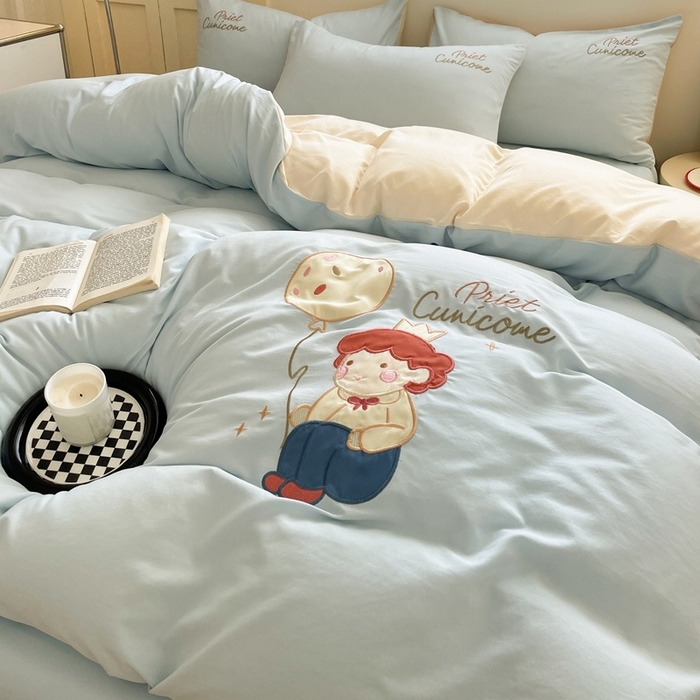 91家纺网 家纺一手货源 找家纺 麦空家居 2025新款抗菌水洗皱棉贴布绣四件套学生三件套-糖果梦 小王子-天空兰