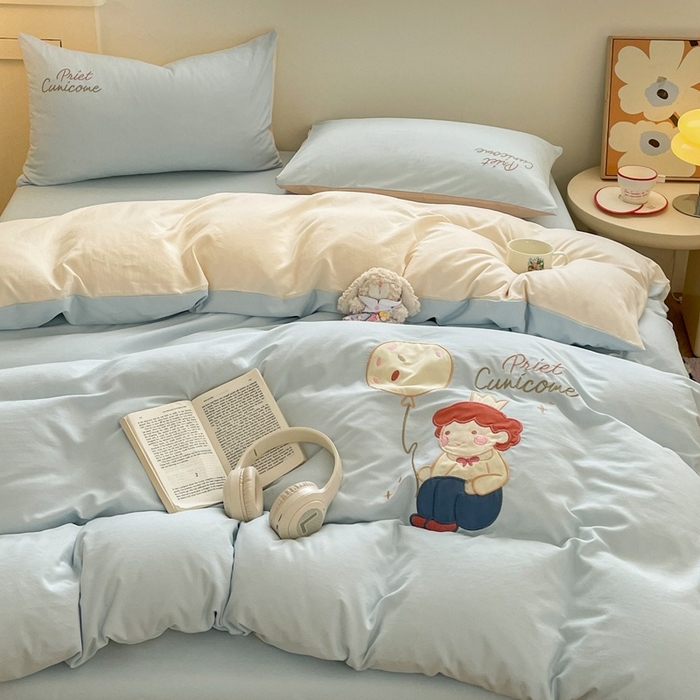 91家纺网 家纺一手货源 找家纺 麦空家居 2025新款抗菌水洗皱棉贴布绣四件套学生三件套-糖果梦 小王子-天空兰