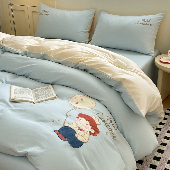 91家纺网 家纺一手货源 找家纺 麦空家居 2025新款抗菌水洗皱棉贴布绣四件套学生三件套-糖果梦 小王子-天空兰