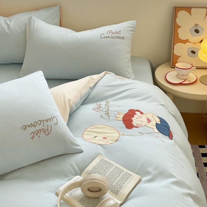 91家纺网 家纺一手货源 找家纺 麦空家居 2025新款抗菌水洗皱棉贴布绣四件套学生三件套-糖果梦 小王子-天空兰