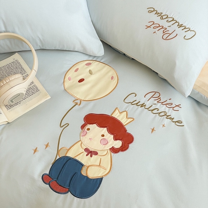 91家纺网 家纺一手货源 找家纺 麦空家居 2025新款抗菌水洗皱棉贴布绣四件套学生三件套-糖果梦 小王子-天空兰