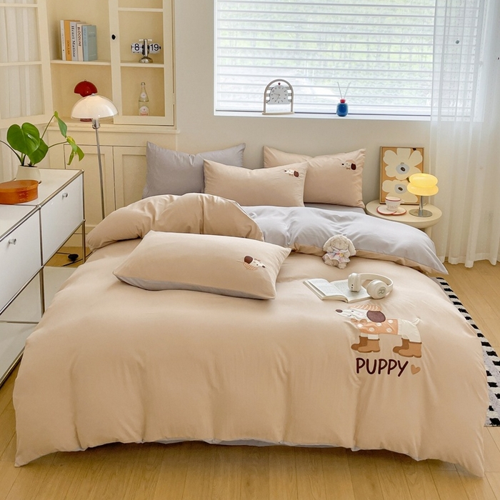 91家纺网 家纺一手货源 找家纺 麦空家居 2025新款抗菌水洗皱棉贴布绣四件套学生三件套-糖果梦 布丁狗-奶茶