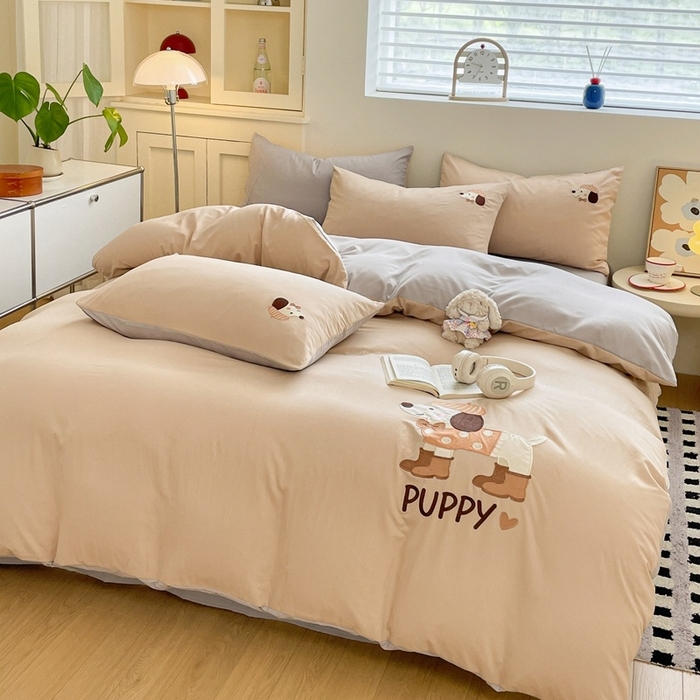 91家纺网 家纺一手货源 找家纺 麦空家居 2025新款抗菌水洗皱棉贴布绣四件套学生三件套-糖果梦 布丁狗-奶茶