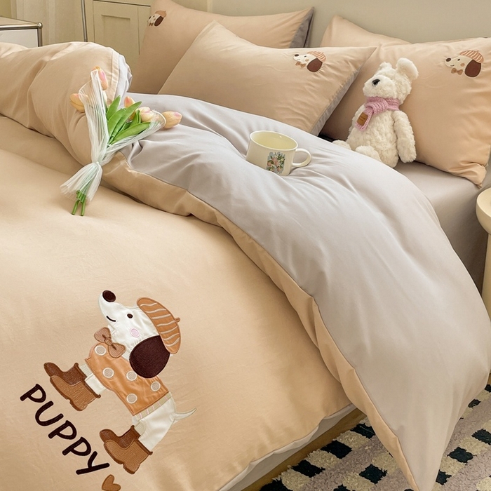 91家纺网 家纺一手货源 找家纺 麦空家居 2025新款抗菌水洗皱棉贴布绣四件套学生三件套-糖果梦 布丁狗-奶茶