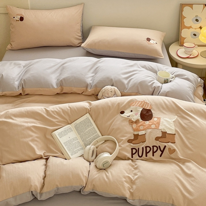 91家纺网 家纺一手货源 找家纺 麦空家居 2025新款抗菌水洗皱棉贴布绣四件套学生三件套-糖果梦 布丁狗-奶茶