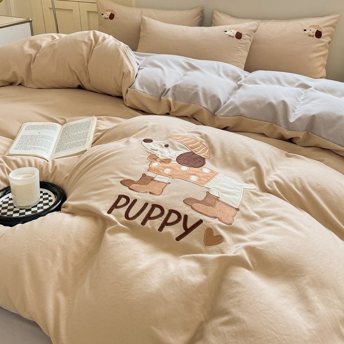 91家纺网 家纺一手货源 找家纺 麦空家居 2025新款抗菌水洗皱棉贴布绣四件套学生三件套-糖果梦 布丁狗-奶茶