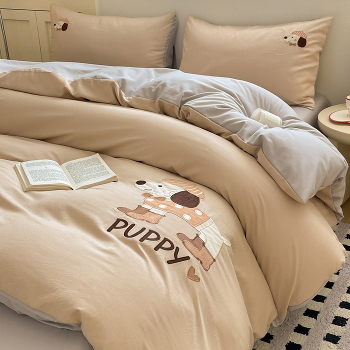 91家纺网 家纺一手货源 找家纺 麦空家居 2025新款抗菌水洗皱棉贴布绣四件套学生三件套-糖果梦 布丁狗-奶茶