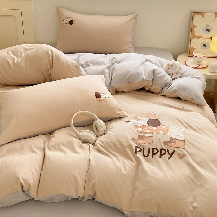 91家纺网 家纺一手货源 找家纺 麦空家居 2025新款抗菌水洗皱棉贴布绣四件套学生三件套-糖果梦 布丁狗-奶茶