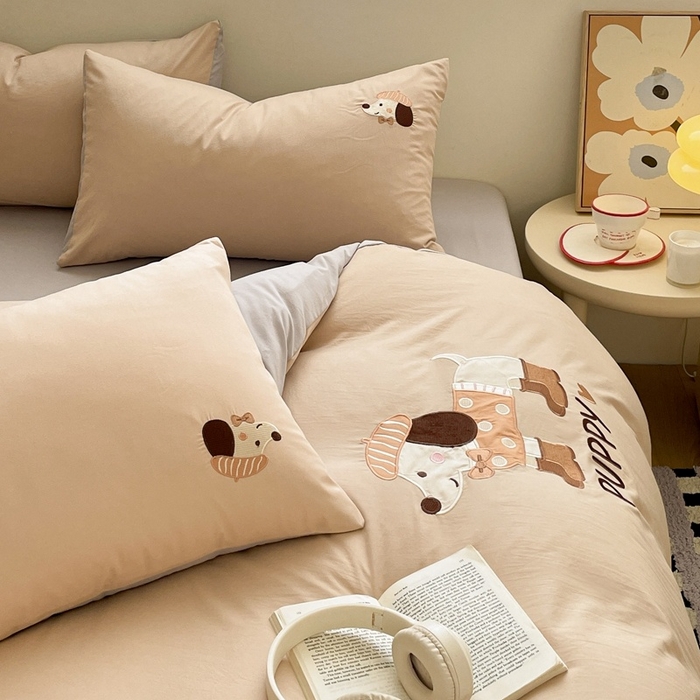 91家纺网 家纺一手货源 找家纺 麦空家居 2025新款抗菌水洗皱棉贴布绣四件套学生三件套-糖果梦 布丁狗-奶茶