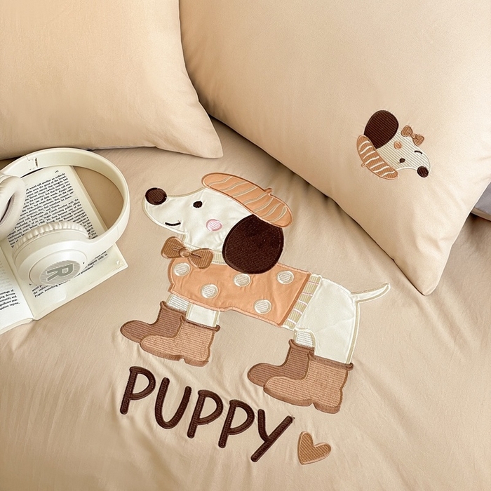 91家纺网 家纺一手货源 找家纺 麦空家居 2025新款抗菌水洗皱棉贴布绣四件套学生三件套-糖果梦 布丁狗-奶茶