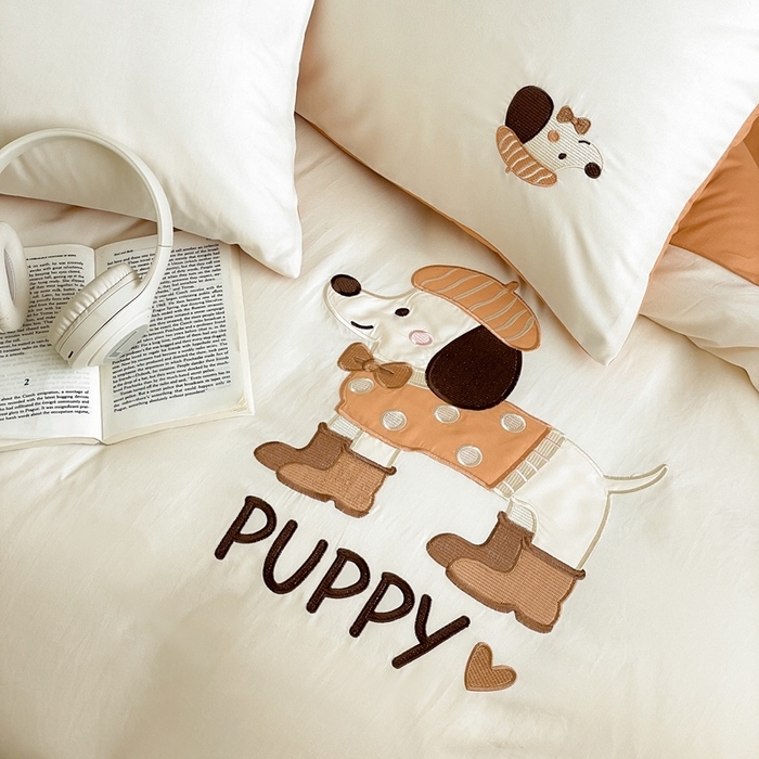 91家纺网 家纺一手货源 找家纺 麦空家居 2025新款抗菌水洗皱棉贴布绣四件套学生三件套-糖果梦 布丁狗-奶昔白