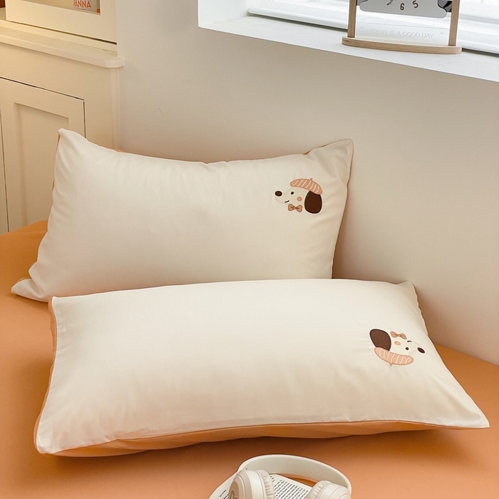 91家纺网 家纺一手货源 找家纺 麦空家居 2025新款抗菌水洗皱棉贴布绣四件套学生三件套-糖果梦 布丁狗-奶昔白