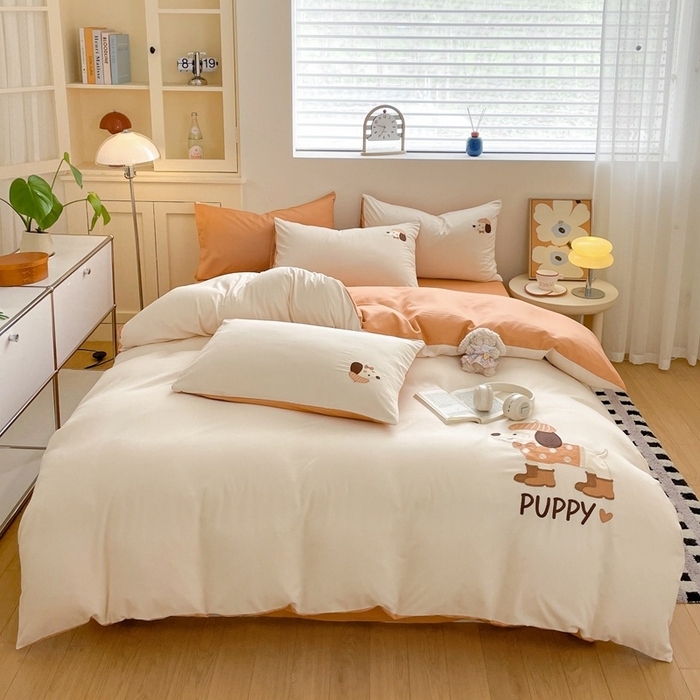 91家纺网 家纺一手货源 找家纺 麦空家居 2025新款抗菌水洗皱棉贴布绣四件套学生三件套-糖果梦 布丁狗-奶昔白