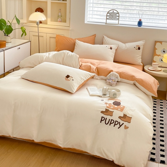 91家纺网 家纺一手货源 找家纺 麦空家居 2025新款抗菌水洗皱棉贴布绣四件套学生三件套-糖果梦 布丁狗-奶昔白