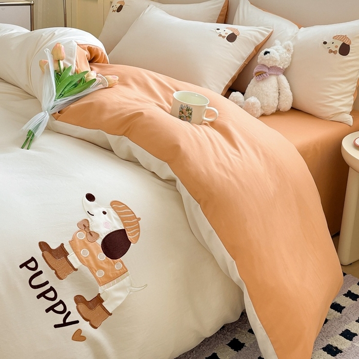 91家纺网 家纺一手货源 找家纺 麦空家居 2025新款抗菌水洗皱棉贴布绣四件套学生三件套-糖果梦 布丁狗-奶昔白