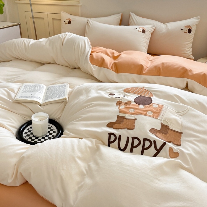 91家纺网 家纺一手货源 找家纺 麦空家居 2025新款抗菌水洗皱棉贴布绣四件套学生三件套-糖果梦 布丁狗-奶昔白