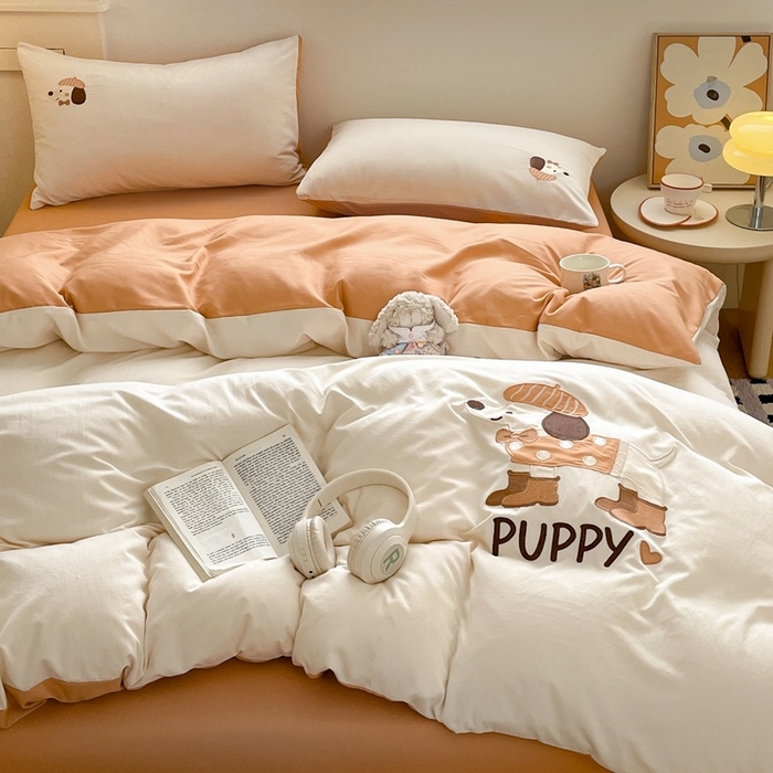 91家纺网 家纺一手货源 找家纺 麦空家居 2025新款抗菌水洗皱棉贴布绣四件套学生三件套-糖果梦 布丁狗-奶昔白