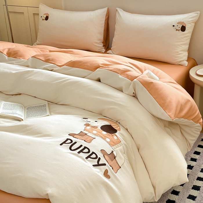 91家纺网 家纺一手货源 找家纺 麦空家居 2025新款抗菌水洗皱棉贴布绣四件套学生三件套-糖果梦 布丁狗-奶昔白