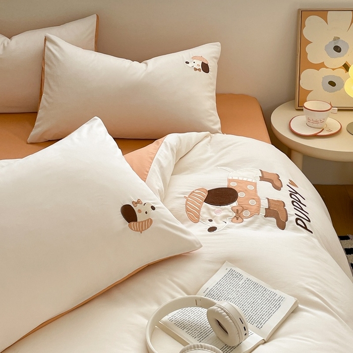 91家纺网 家纺一手货源 找家纺 麦空家居 2025新款抗菌水洗皱棉贴布绣四件套学生三件套-糖果梦 布丁狗-奶昔白