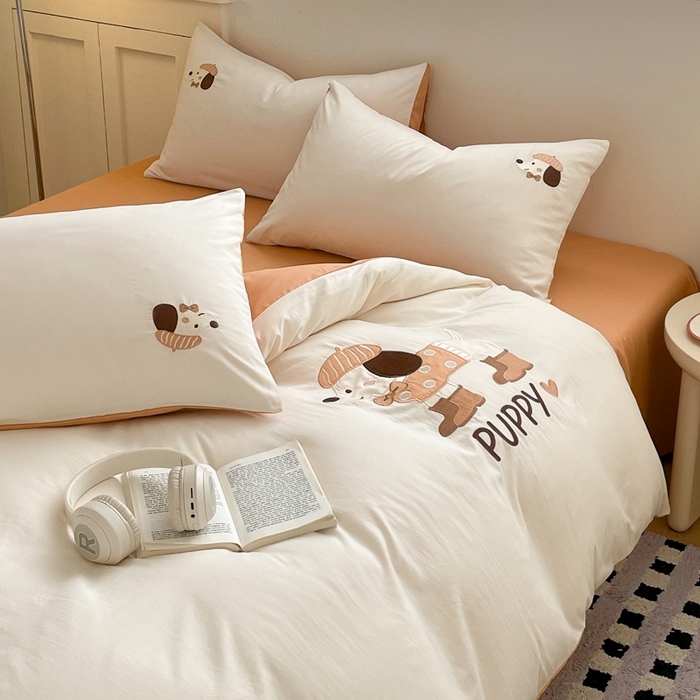 91家纺网 家纺一手货源 找家纺 麦空家居 2025新款抗菌水洗皱棉贴布绣四件套学生三件套-糖果梦 布丁狗-奶昔白