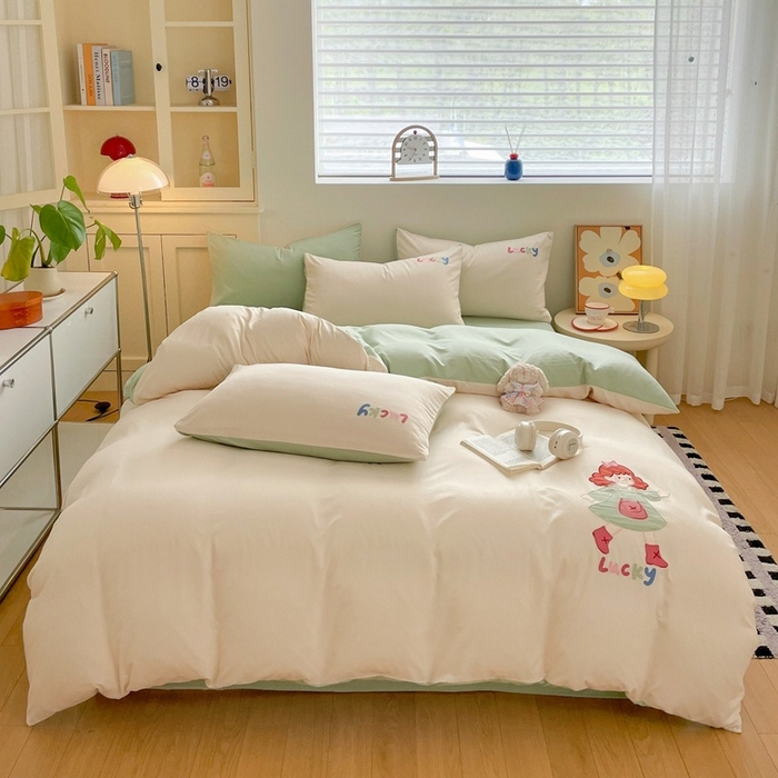 91家纺网 家纺一手货源 找家纺 麦空家居 2025新款抗菌水洗皱棉贴布绣四件套学生三件套-糖果梦 乐琪女孩-奶昔白