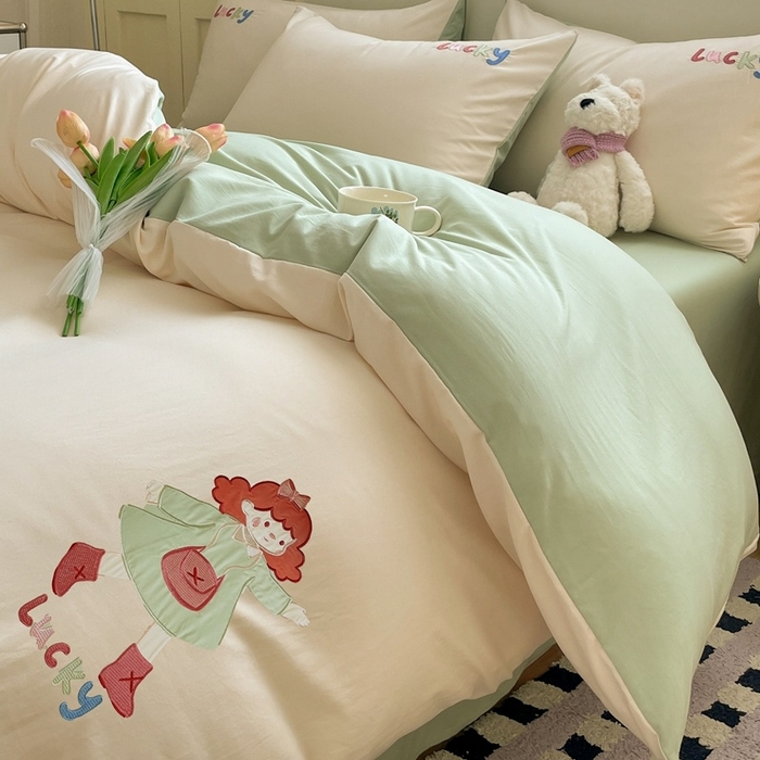 91家纺网 家纺一手货源 找家纺 麦空家居 2025新款抗菌水洗皱棉贴布绣四件套学生三件套-糖果梦 乐琪女孩-奶昔白