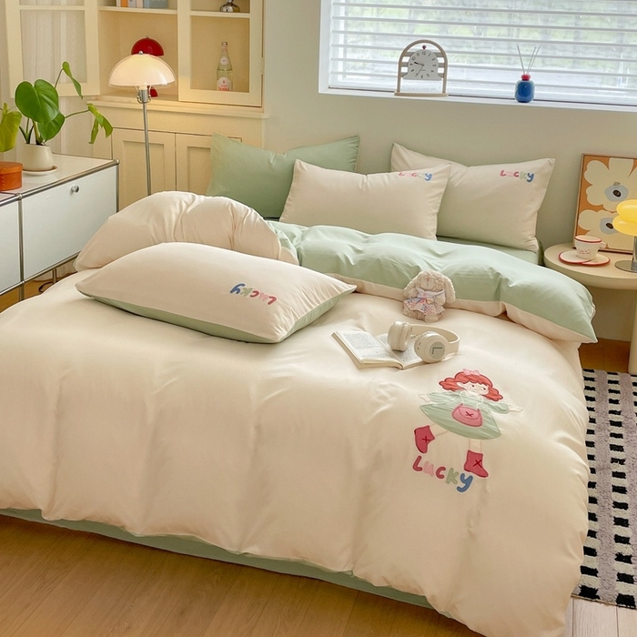 91家纺网 家纺一手货源 找家纺 麦空家居 2025新款抗菌水洗皱棉贴布绣四件套学生三件套-糖果梦 乐琪女孩-奶昔白