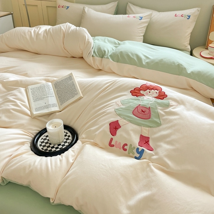 91家纺网 家纺一手货源 找家纺 麦空家居 2025新款抗菌水洗皱棉贴布绣四件套学生三件套-糖果梦 乐琪女孩-奶昔白
