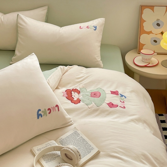 91家纺网 家纺一手货源 找家纺 麦空家居 2025新款抗菌水洗皱棉贴布绣四件套学生三件套-糖果梦 乐琪女孩-奶昔白