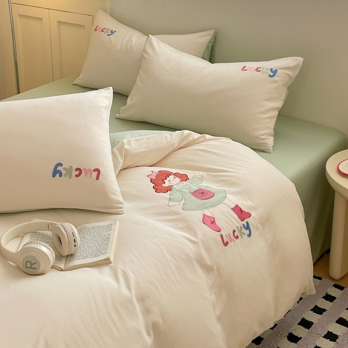 91家纺网 家纺一手货源 找家纺 麦空家居 2025新款抗菌水洗皱棉贴布绣四件套学生三件套-糖果梦 乐琪女孩-奶昔白