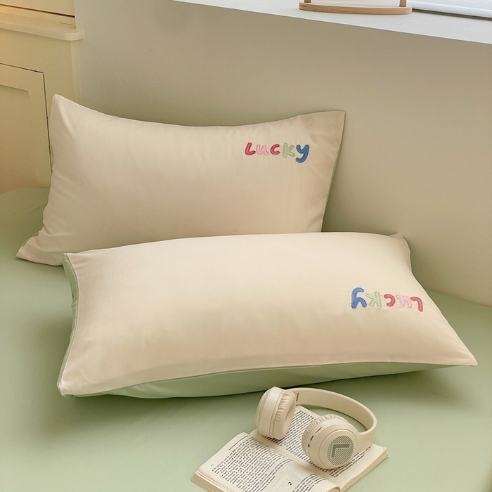 91家纺网 家纺一手货源 找家纺 麦空家居 2025新款抗菌水洗皱棉贴布绣四件套学生三件套-糖果梦 乐琪女孩-奶昔白