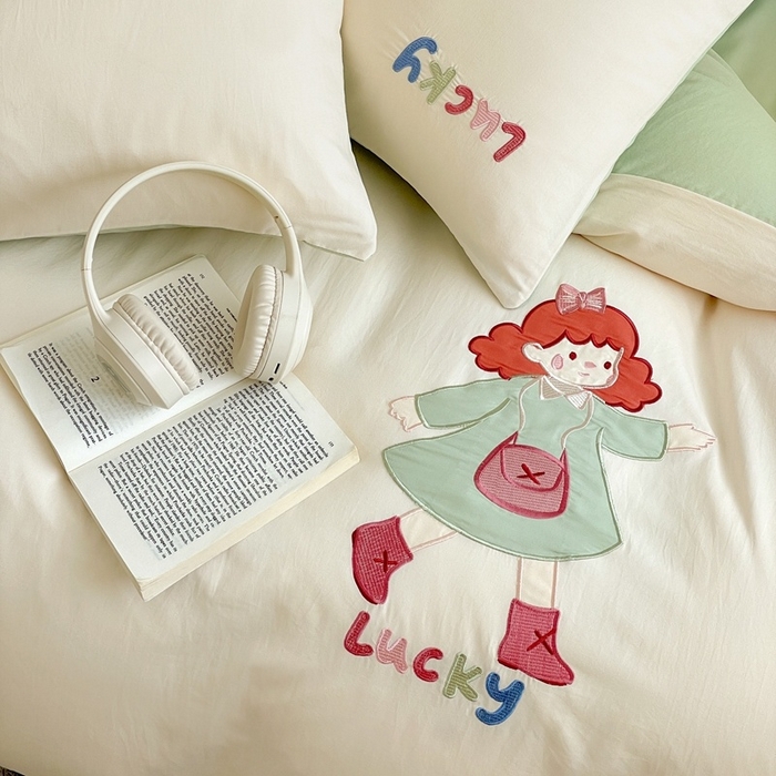 91家纺网 家纺一手货源 找家纺 麦空家居 2025新款抗菌水洗皱棉贴布绣四件套学生三件套-糖果梦 乐琪女孩-奶昔白